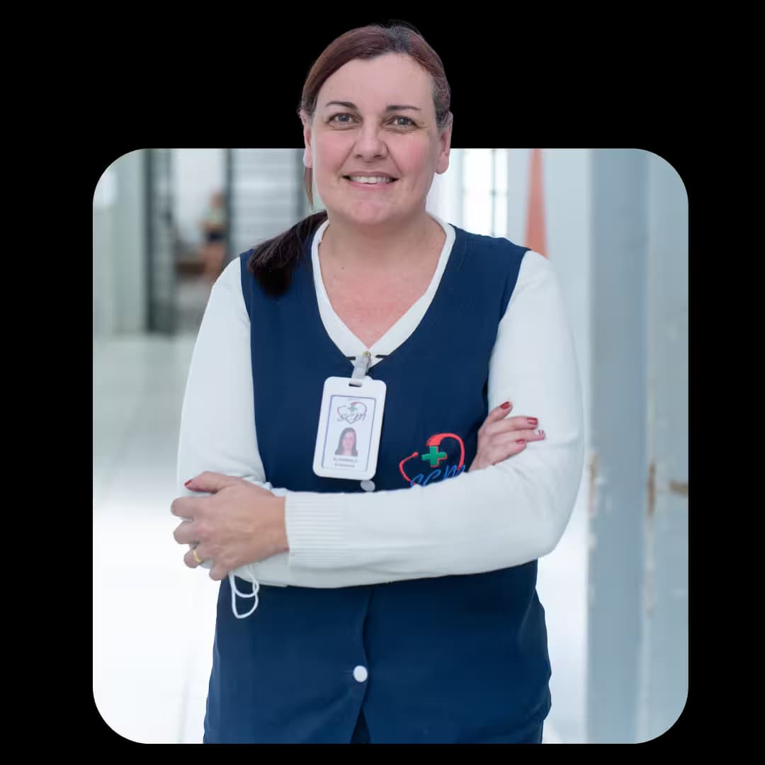 Ouvidora da Santa Casa de Martinópolis, de uniforme, em um corredor do hospital.
